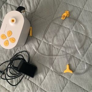 Medela White and Yellow Breast Pump with Accessories